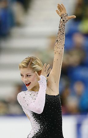 美しすぎる米フィギュアスケート選手グレイシー ゴールド Gracie Gold が米イリノイ州シャインバーグで母の日ギフトにぴったりなブレスレット作りを楽しむ 第二のジャネット リン 美女見聞録